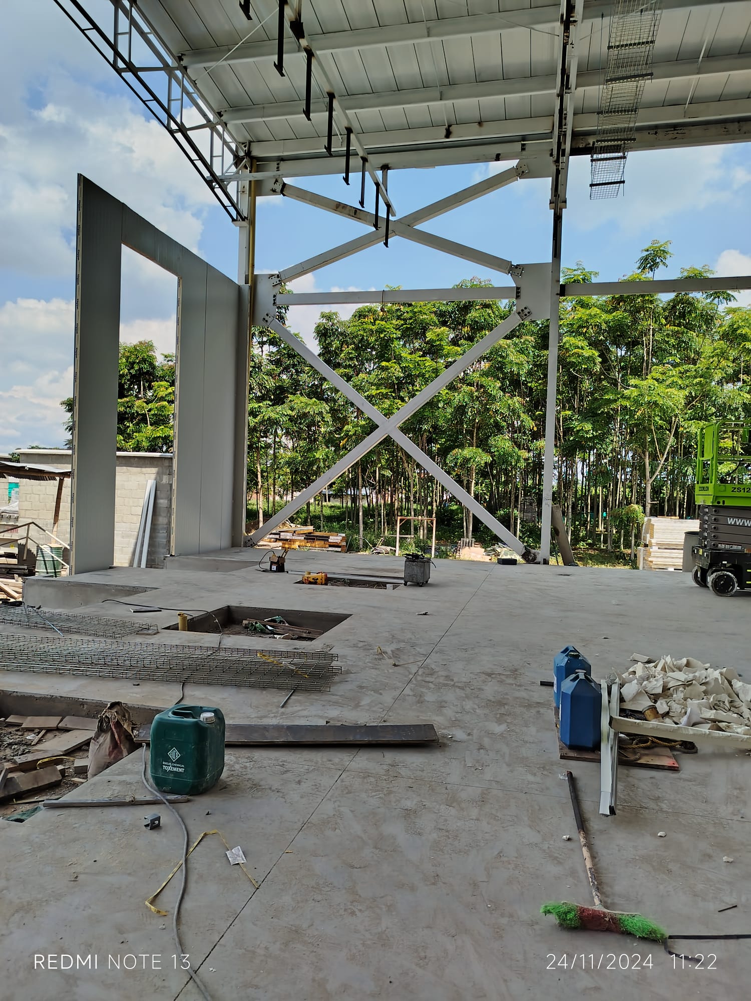 Nave industrial en construcción preparada para su instalación eléctrica