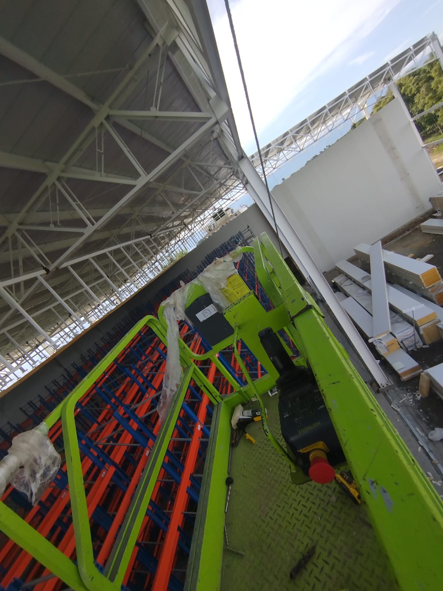Plataforma elevadora en una nave de almacenamiento